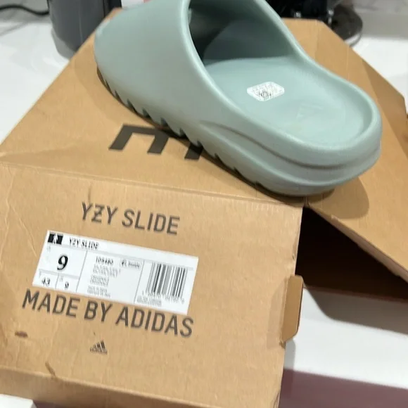 Yeezy Slides ‘Salt’ | Men’s | Salt | Size 9
Dead stock - Picture 4 of 8